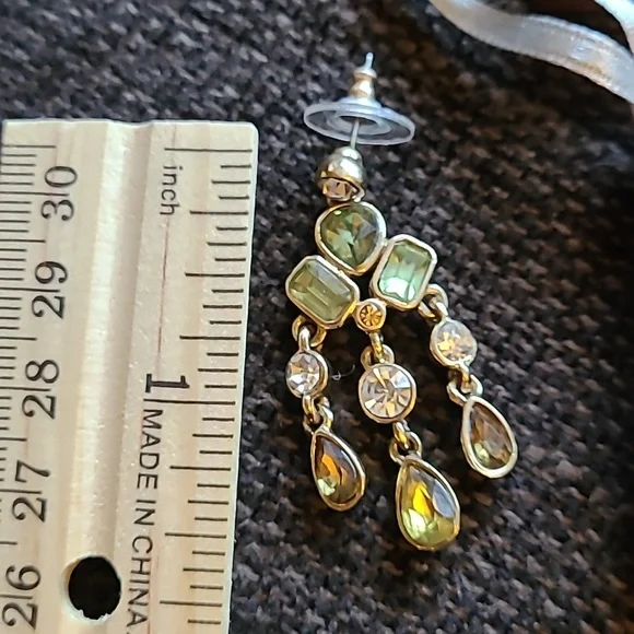 Beautiful Dangling Earrings - NWOT - Picture 4 of 9